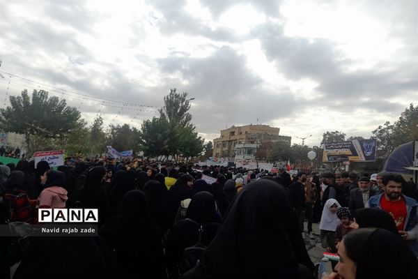 حضور پرشور دانش‌آموزان در راهپیمایی ۱۳ آبان