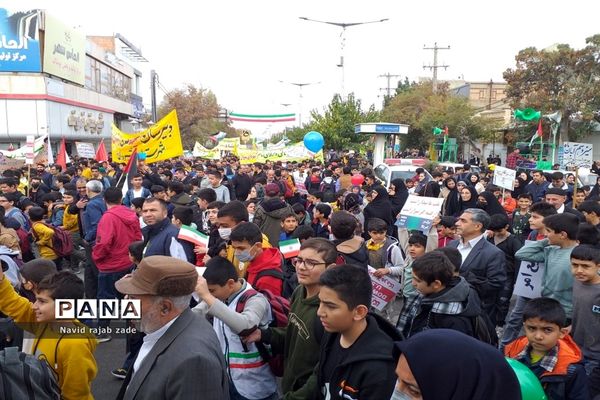 حضور پرشور دانش‌آموزان در راهپیمایی ۱۳ آبان