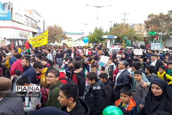 حضور پرشور دانش‌آموزان در راهپیمایی ۱۳ آبان