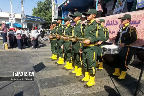 راهپیمایی روز سیزده آبان با حضور مردم، مسئولان و دانش‌آموزان در جهرم