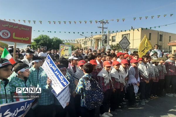 راهپیمایی روز سیزده آبان با حضور مردم، مسئولان و دانش‌آموزان در جهرم
