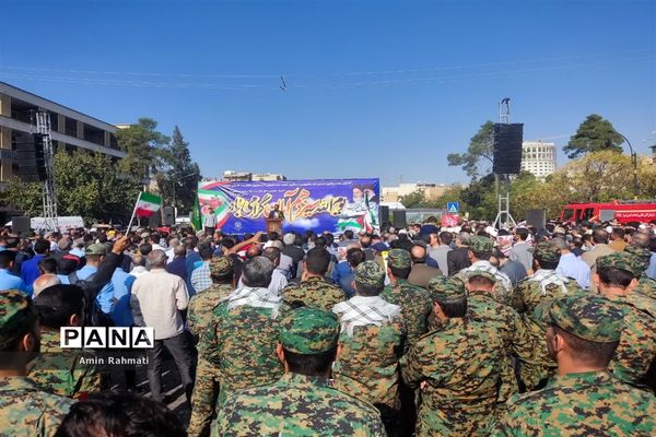 حضور مسئولین و دانش‌آموزان شیرازی در راهپیمایی روز دانش‌آموز