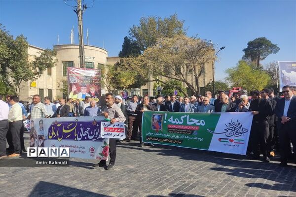 حضور مسئولین و دانش‌آموزان شیرازی در راهپیمایی روز دانش‌آموز