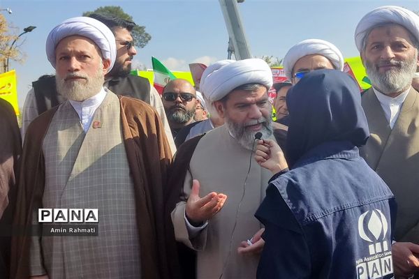 حضور مسئولین و دانش‌آموزان شیرازی در راهپیمایی روز دانش‌آموز