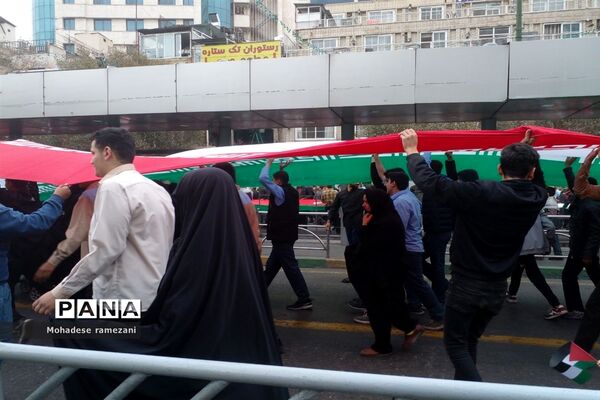 حضور دانش‌آموزان دبیرستان مهشید مصلی نژاد در راهپیمایی ۱۳ آبان