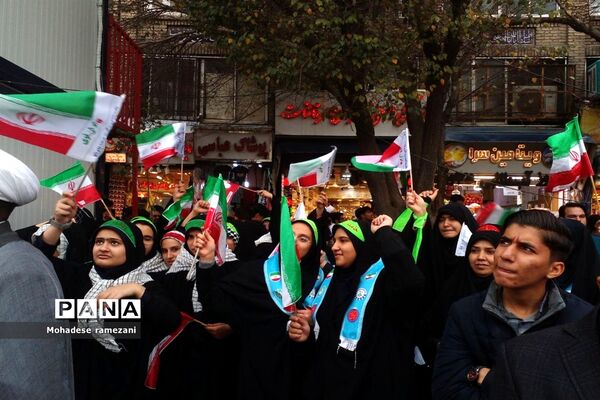 حضور دانش‌آموزان دبیرستان مهشید مصلی نژاد در راهپیمایی ۱۳ آبان