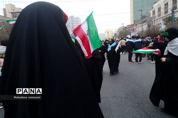 حضور دانش‌آموزان دبیرستان مهشید مصلی نژاد در راهپیمایی ۱۳ آبان