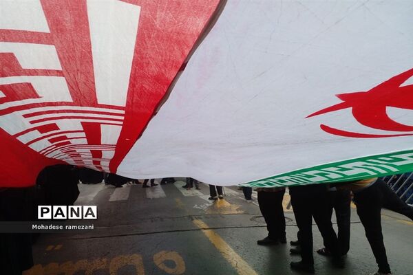 حضور دانش‌آموزان دبیرستان مهشید مصلی نژاد در راهپیمایی ۱۳ آبان