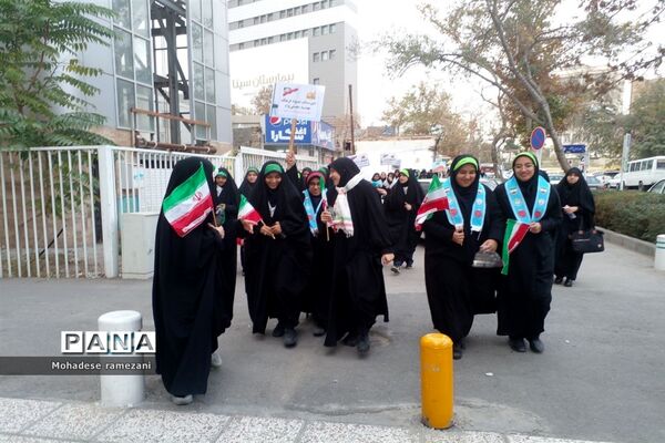 حضور دانش‌آموزان دبیرستان مهشید مصلی نژاد در راهپیمایی ۱۳ آبان