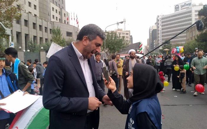 پرچم انقلاب امروز به دست ما و فردا به دست شما و همکلاسی‌های شماست