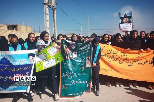 راهپیمایی یوم الله ۱۳ آبان با حضور گسترده مسئولان و دانش‌آموزان منطقه درودزن