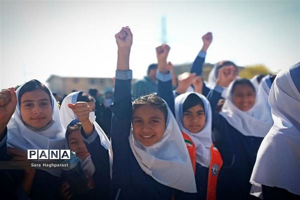 راهپیمایی یوم الله ۱۳ آبان با حضور گسترده مسئولان و دانش‌آموزان منطقه درودزن