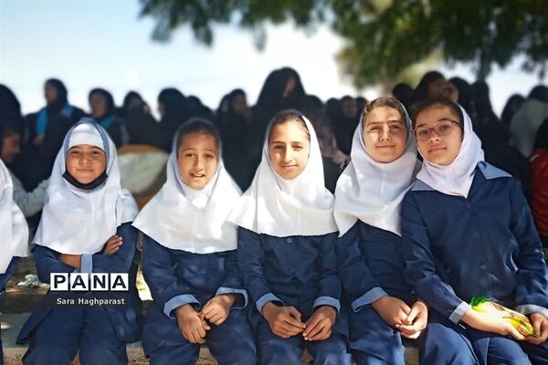 راهپیمایی یوم الله ۱۳ آبان با حضور گسترده مسئولان و دانش‌آموزان منطقه درودزن