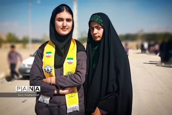 راهپیمایی یوم الله ۱۳ آبان با حضور گسترده مسئولان و دانش‌آموزان منطقه درودزن