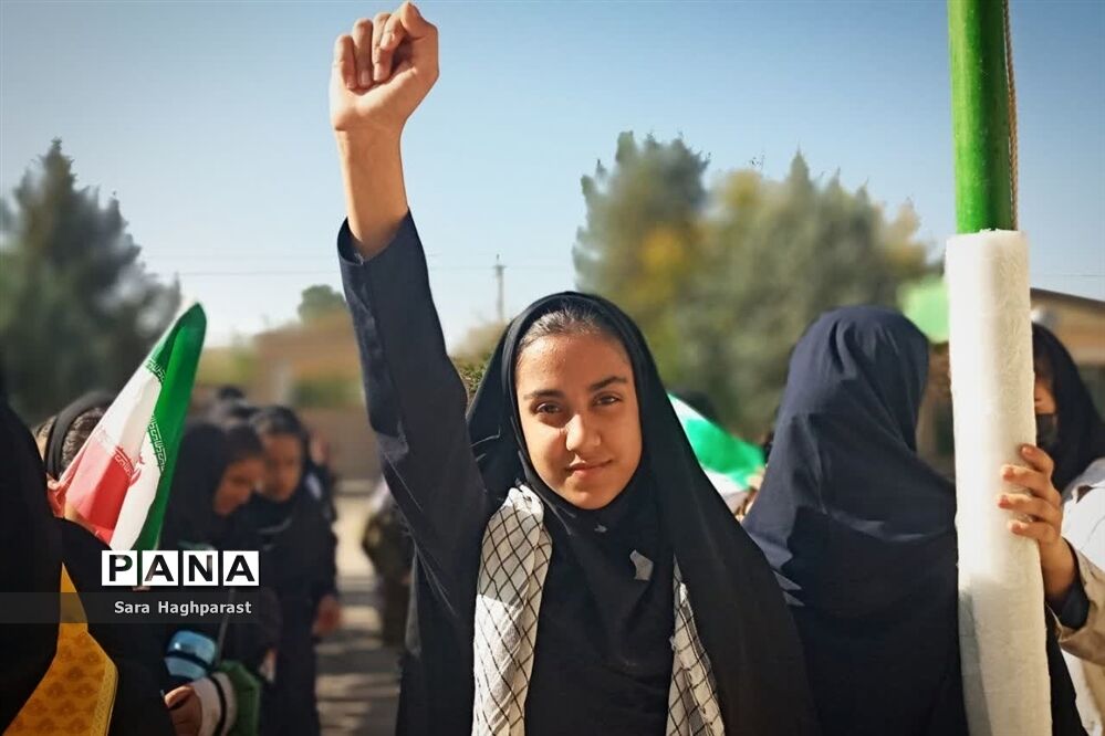 راهپیمایی یوم الله ۱۳ آبان با حضور گسترده مسئولان و دانش‌آموزان منطقه درودزن
