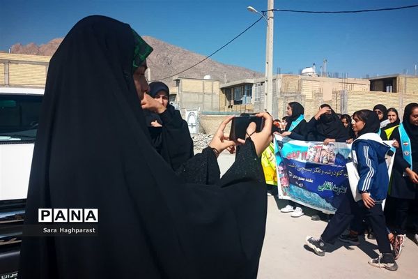 راهپیمایی یوم الله ۱۳ آبان با حضور گسترده مسئولان و دانش‌آموزان منطقه درودزن