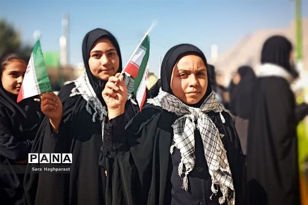 راهپیمایی یوم الله ۱۳ آبان با حضور گسترده مسئولان و دانش‌آموزان منطقه درودزن