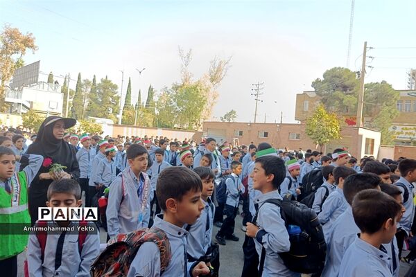 شور و نشاط روز دانش‌آموز در دبستان معارف 6 ناحیه 3 شیراز