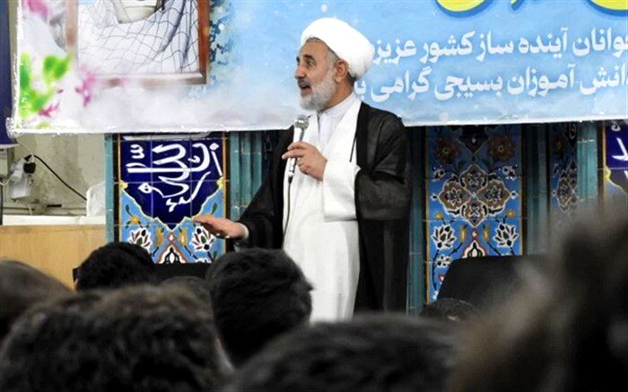 نشست صمیمی نائب رئیس مجلس شورای اسلامی با دانش‌آموزان در قم