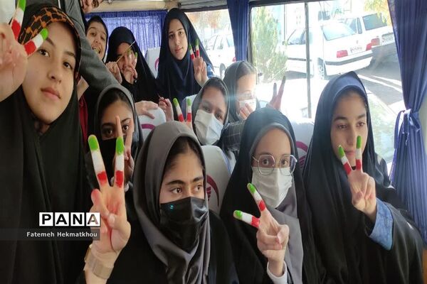 جشن بادکنک‌ها همزمان با گرامی‌داشت روز دانش‌آموز در آباده