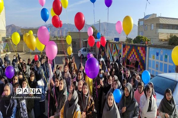 جشن بادکنک‌ها همزمان با گرامی‌داشت روز دانش‌آموز در آباده