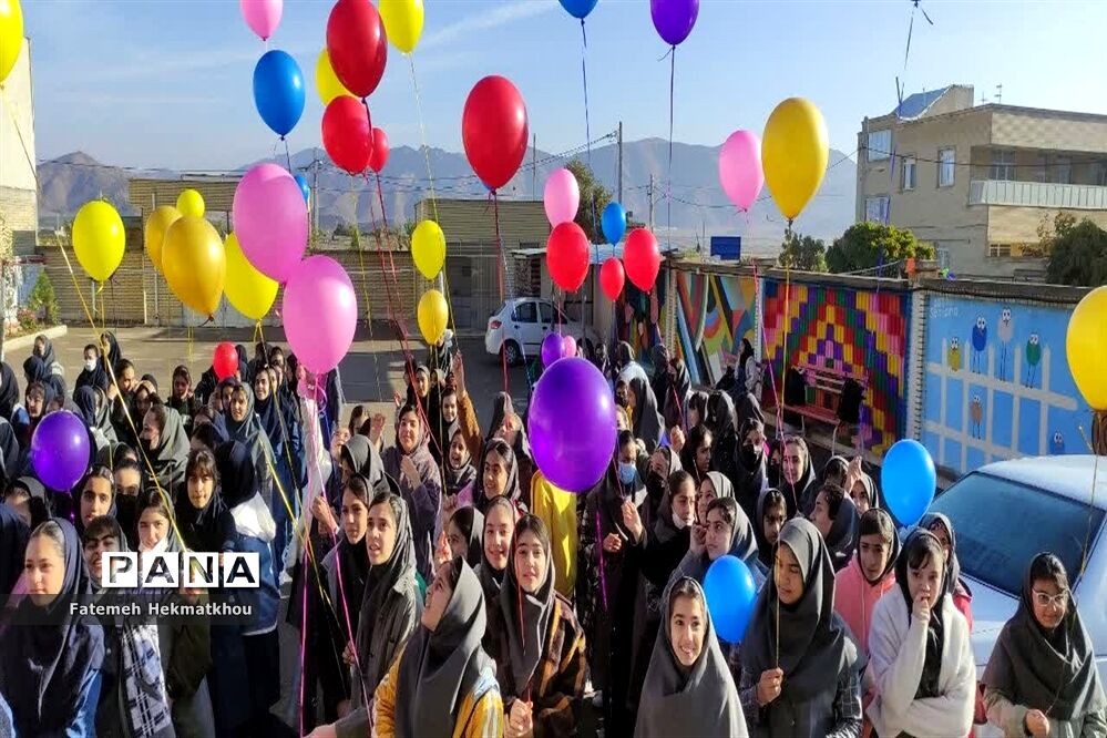 جشن بادکنک‌ها همزمان با گرامی‌داشت روز دانش‌آموز در آباده