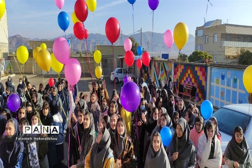 جشن بادکنک‌ها همزمان با گرامی‌داشت روز دانش‌آموز در آباده