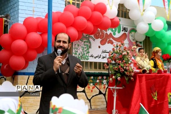 جشن روز دانش‌آموز و نواخته شدن زنگ استکبار ستیزی در مدارس منطقه ۱۸