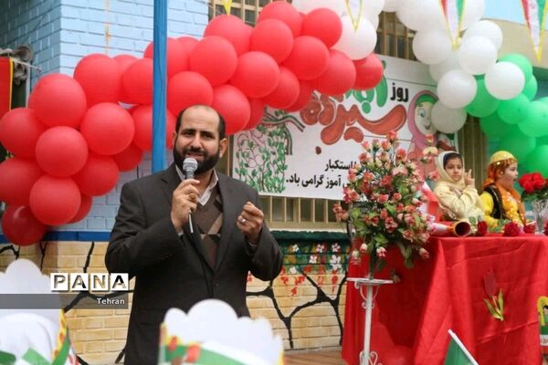 جشن روز دانش‌آموز و نواخته شدن زنگ استکبار ستیزی در مدارس منطقه ۱۸