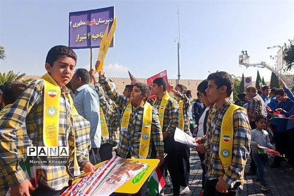 تجمع بزرگ ضد استکباری دانش‌آموزان در شیراز