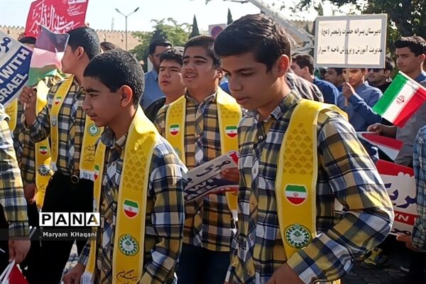 تجمع بزرگ ضد استکباری دانش‌آموزان در شیراز