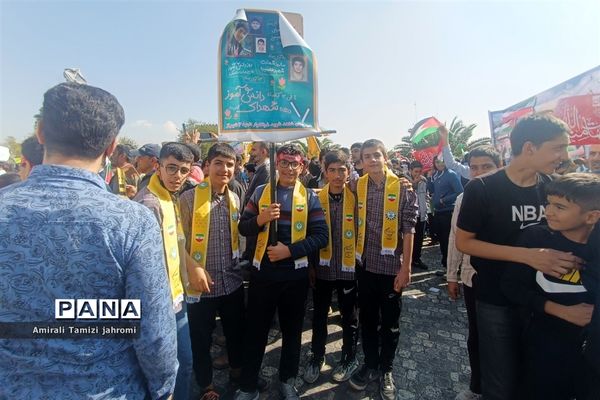 حضور پررنگ دانش‌آموزان پسر در تجمع ضد استکبارستیزی یوم الله 13 آبان