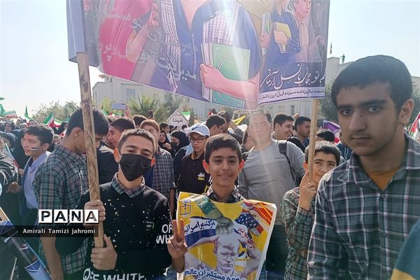 حضور پررنگ دانش‌آموزان پسر در تجمع ضد استکبارستیزی یوم الله 13 آبان