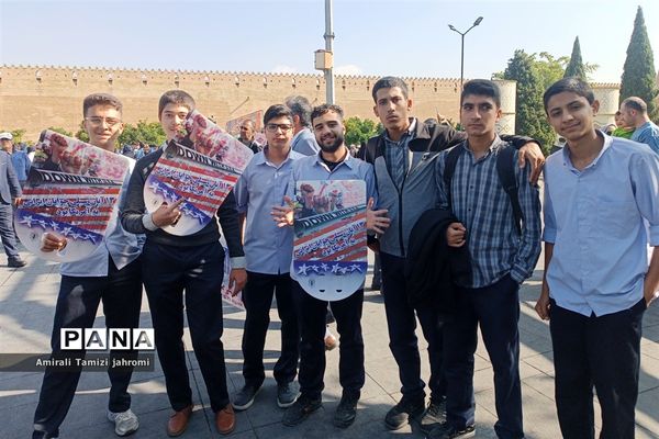 حضور پررنگ دانش‌آموزان پسر در تجمع ضد استکبارستیزی یوم الله 13 آبان