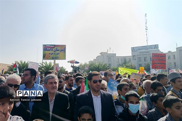 حضور پررنگ دانش‌آموزان پسر در تجمع ضد استکبارستیزی یوم الله 13 آبان