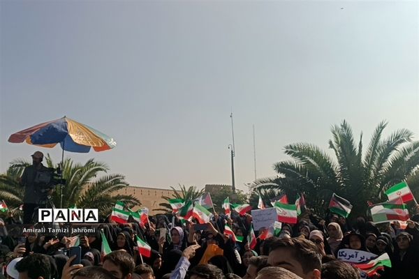 حضور پررنگ دانش‌آموزان پسر در تجمع ضد استکبارستیزی یوم الله 13 آبان