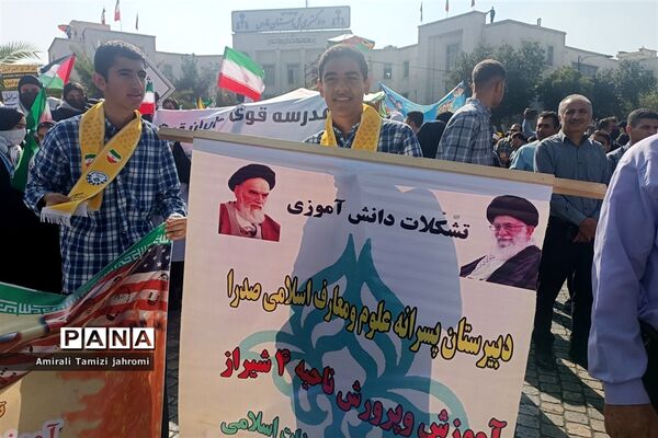 حضور پررنگ دانش‌آموزان پسر در تجمع ضد استکبارستیزی یوم الله 13 آبان