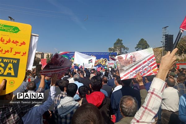 حضور پررنگ دانش‌آموزان پسر در تجمع ضد استکبارستیزی یوم الله 13 آبان