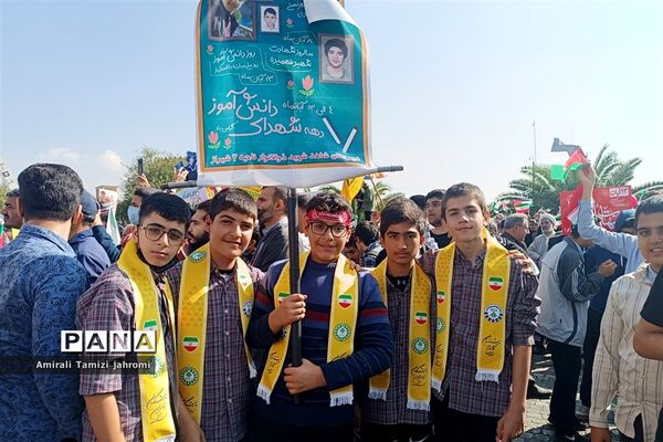 حضور پررنگ دانش‌آموزان پسر در تجمع ضد استکبارستیزی یوم الله 13 آبان