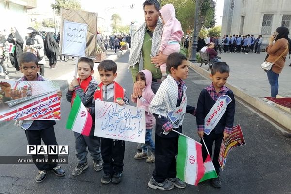 حضور پرشور دانش‌آموزان حماسه ساز شیرازی  در راهپیمایی یوم الله 13 آبان
