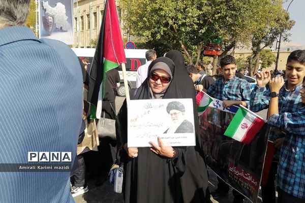 حضور پرشور دانش‌آموزان حماسه ساز شیرازی  در راهپیمایی یوم الله 13 آبان