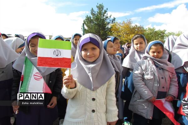 حضور باشکوه دانش‌آموزان منطقه نوبران در یوم الله۱۳ آبان