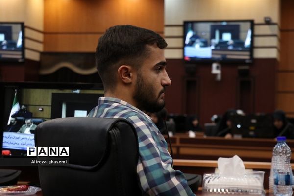 نشست جمعی از دانش‌آموزان با استاندار مرکزی