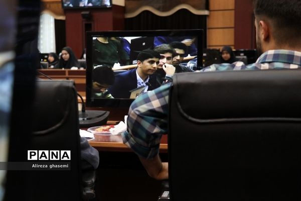 نشست جمعی از دانش‌آموزان با استاندار مرکزی