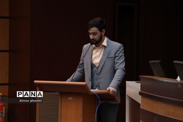 نشست جمعی از دانش‌آموزان با استاندار مرکزی