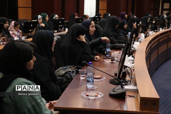 نشست جمعی از دانش‌آموزان با استاندار مرکزی