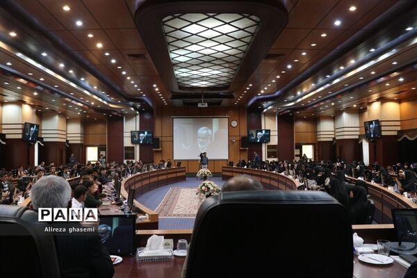 نشست جمعی از دانش‌آموزان با استاندار مرکزی