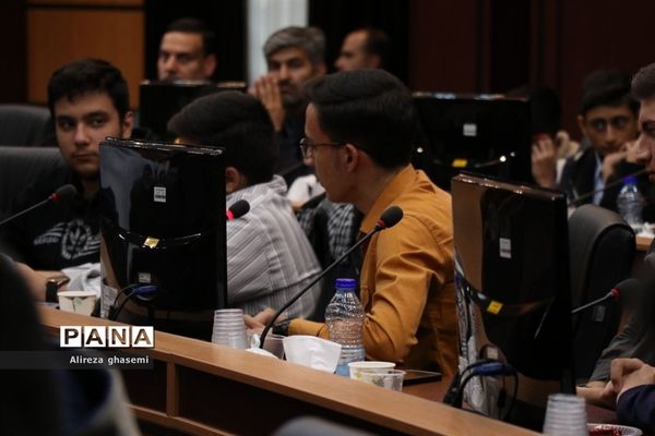 نشست جمعی از دانش‌آموزان با استاندار مرکزی