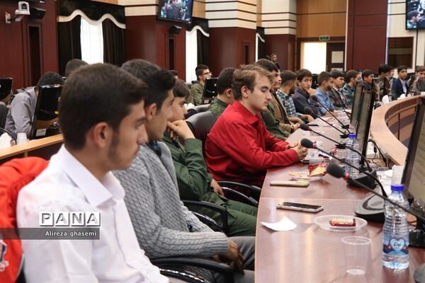 نشست جمعی از دانش‌آموزان با استاندار مرکزی