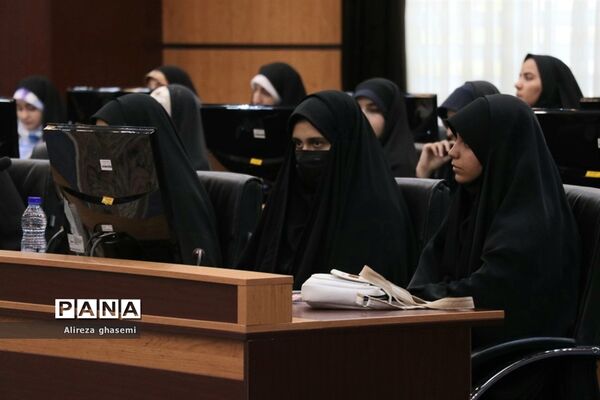 نشست جمعی از دانش‌آموزان با استاندار مرکزی